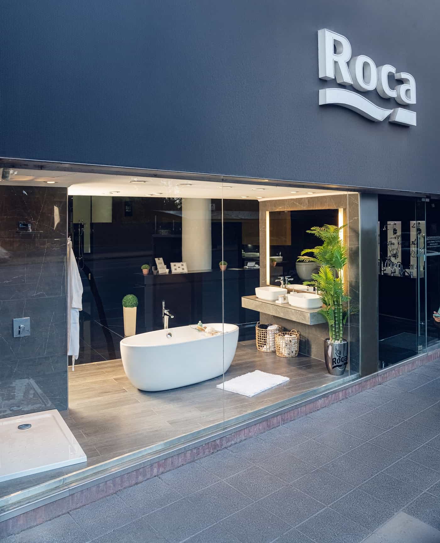 <p>A Roca fürdőszobai termékek, valamint padló és fali csempék legjobb és legnagyobb kiállított választéka. Foglaljon időpontot a személyre szabott figyelemért.</p>1